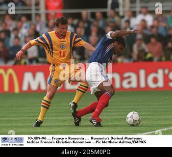 10-JUIN-96 ... France contre Roumanie ... Le Dorinel Munteanu de Roumanie s'attaque à Christian Karembeu de France Banque D'Images