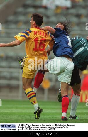 10-JUIN-96 ... France contre Roumanie ... Christophe Dugarry bat le gardien roumain pour marquer le 1er but de la France Banque D'Images