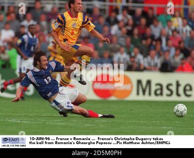 10-JUIN-96 ... France contre Roumanie ... Christophe Dugarry en France prend le ballon de Gheorghe Popescu en Roumanie Banque D'Images