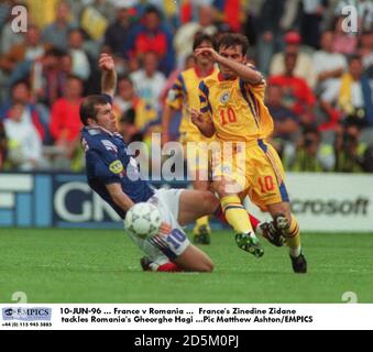 10-JUIN-96 ... France contre Roumanie ... Zinedine Zidane en France s'attaque à Gheorghe Hagi en Roumanie Banque D'Images