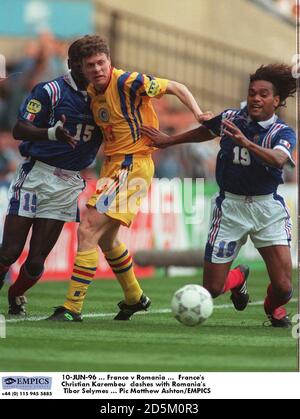 10-JUIN-96 ... France contre Roumanie ... Christian Karembeu en France est en conflit avec Tibor Selymes en Roumanie Banque D'Images