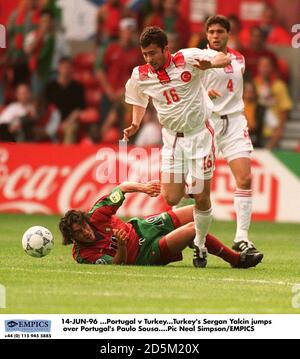 14-JUIN-96 ...Portugal / Turquie. Le Serguan Yalcin de Turquie surmonte Paulo Sousa du Portugal Banque D'Images