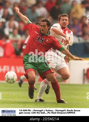 14-JUIN-96 ...Portugal / Turquie. Paulo Sousa, du Portugal, s'en tire avec le ballon Banque D'Images