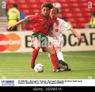 14-JUIN-96 ...Portugal / Turquie. Ricardo sa Pinto, du Portugal, retient Abdullah Ercan, de la Turquie Banque D'Images