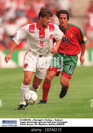 14-JUIN-96 ...Portugal / Turquie. Le Tugay Kerimoglu de Turquie reçoit le ballon de pasr au Portugal Paulo Sousa Banque D'Images