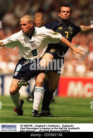 15-JUIN-96 ...Angleterre contre Écosse. Le Paul Gascoigne d'Angleterre est battu au ballon par John Spencer d'Écosse Banque D'Images