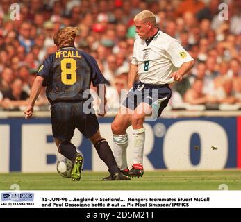 15-JUIN-96 ...Angleterre contre Écosse. Les coéquipiers des Rangers Stuart McCall et Paul Gascoigne s'affrontent Banque D'Images