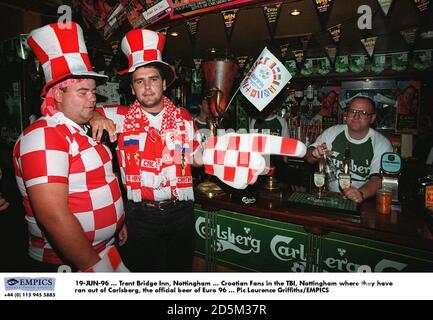 19-JUIN-96 ... Trent Bridge Inn, Nottingham ... Les fans croates de la TBI, Nottingham, où ils ont fui Carlsberg, la bière officielle de l'Euro 96 Banque D'Images