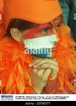 22 JUIN 96. Pays-Bas contre France. Un fan des pays-Bas nerveux regarde la pénalité tirer Banque D'Images