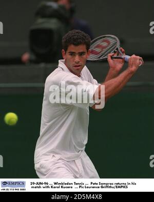 29-JUIN-96 ... Tennis de Wimbledon ... Pete Sampras retourne dans son match avec Karol Kucera Banque D'Images