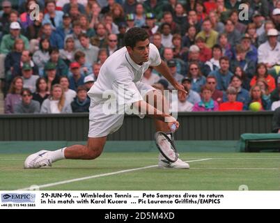 29-JUIN-96 ... Tennis de Wimbledon ... Pete Sampras plonge pour revenir dans son match avec Karol Kucera Banque D'Images