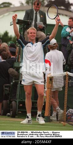 29-JUIN-96 ... Tennis de Wimbledon ... Magnus Gustafsson célèbre après avoir battu Wayne Ferreira en 5 séries Banque D'Images