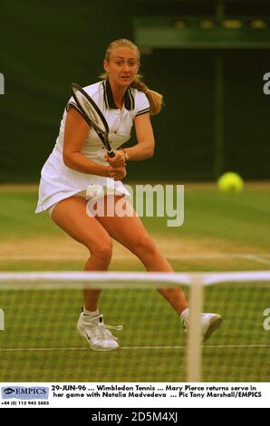 29-JUIN-96 ... Tennis de Wimbledon ... Mary Pierce retourne servir dans son jeu avec Natalia Madvedeva Banque D'Images