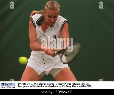 29-JUIN-96 ... Tennis de Wimbledon ... Mary Pierce retourne servir dans son jeu avec Natalia Madvedeva Banque D'Images