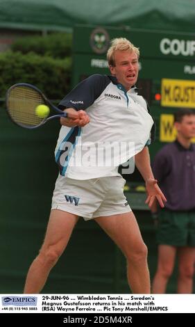 29-JUIN-96 ... Tennis de Wimbledon ... Magnus Gustafsson de Suède revient dans son match avec (RSA) Wayne Ferreira Banque D'Images