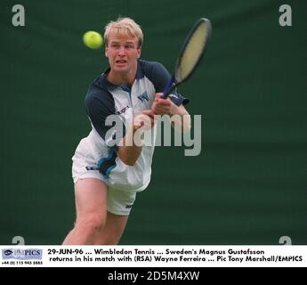 29-JUIN-96 ... Tennis de Wimbledon ... Magnus Gustafsson de Suède revient dans son match avec (RSA) Wayne Ferreira Banque D'Images