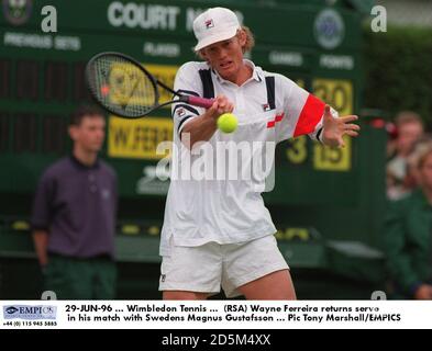 29-JUIN-96 ... Tennis de Wimbledon ... (RSA) Wayne Ferreira retourne servir dans son match avec Swedens Magnus Gustafsson Banque D'Images