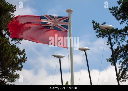 Le drapeau britannique survole des mâts de canots de voile. Banque D'Images
