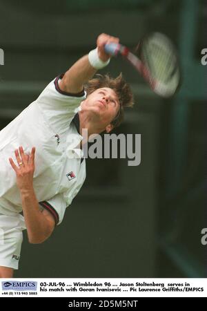 03-JUL-96 ... Wimbledon 96 ... Jason Stoltenberg sert dans son match avec Goran Ivanisevic Banque D'Images