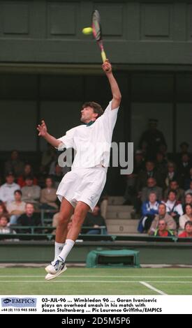 03-JUL-96 ... Wimbledon 96 ... Goran Ivanisevic joue un coup de tête dans son match avec Jason Stoltenberg Banque D'Images