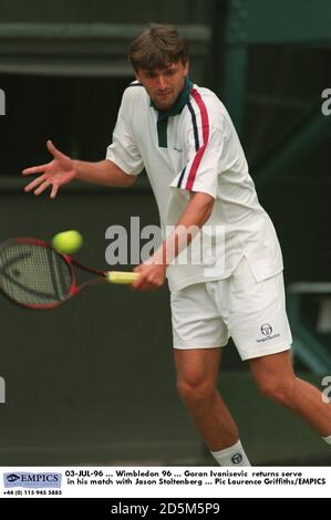 03-JUL-96 ... Wimbledon 96 ... Les retours de Goran Ivanisevic servent dans son match avec Jason Stoltenberg Banque D'Images