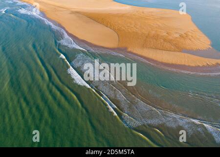 Talmont-Saint-Hilaire (centre-ouest de la France) : vue aérienne de la plage "plage du Veillon", banc de sable, dune et embouchure de Payre Banque D'Images