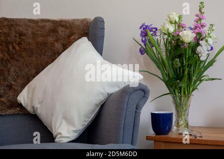 Espace intérieur de lecture confortable avec vase de fleurs. Rester à la maison à l'intérieur lecture d'espace. Banque D'Images