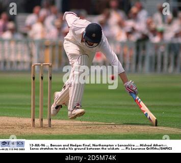 13-JUL-96 ... Benson and Hedges final, Northampton v Lancashire ... Michael Atherton, Lancs s'étire pour faire son terrain entre les portes Banque D'Images