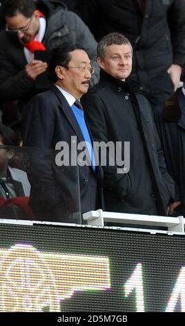 Vincent Tan, propriétaire de Cardiff City, et Ole Gunnar Solskjaer avant le match de la Barclays Premier League au stade Emirates de Londres. Banque D'Images