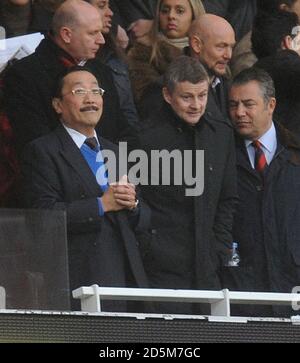 Vincent Tan, propriétaire de Cardiff City (à gauche) et Ole Gunnar Solskjaer (deuxième à gauche) avant le match de la Barclays Premier League au stade Emirates, Londres. Banque D'Images