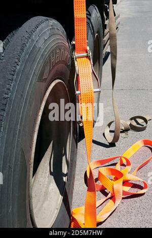 Vue rapprochée isolée des nouvelles sangles d'arrimage orange à côté des anciennes, suspendues à un camion dangereux avec des pneus endommagés, Philippines, Asie Banque D'Images