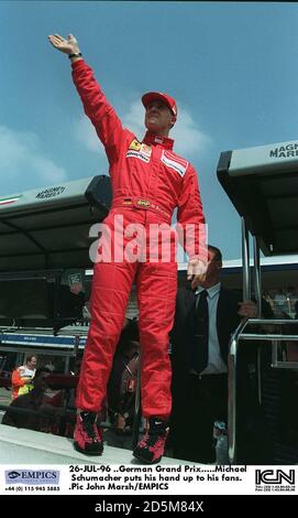 26-JUL-96 ..Grand Prix d'Allemagne. Michael Schumacher fait des vagues à ses fans Banque D'Images