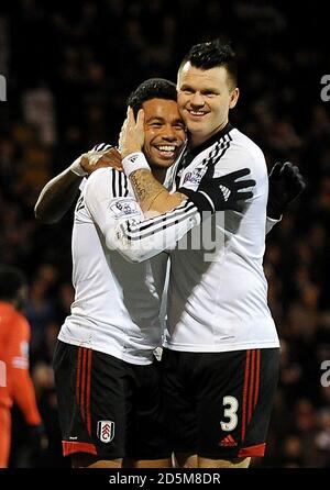 Le Darren Bent de Fulham (à gauche) célèbre avec John Arne Riise après que le Kolo Toure de Liverpool (non représenté) ait marqué son propre but, ce qui donne à Fulham le premier but du match Banque D'Images