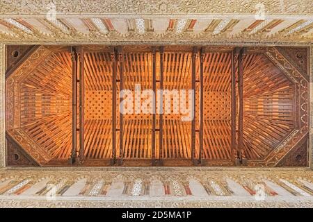 Plafond en bois à motifs et décoration en stuc. Synagogue d'El Tránsito (Sinagoga del Tránsito), fondée dans les années 1350. Toled Banque D'Images