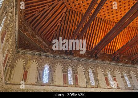 Plafond en bois à motifs et décoration en stuc. Synagogue d'El Tránsito (Sinagoga del Tránsito), fondée dans les années 1350. Toled Banque D'Images