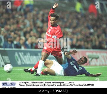 23-août-96 ...Portsmouth c. Queens Park Rangers. ...TREVOR Sinclair de QPR saute au-dessus de Portsmouths Martin Allen Banque D'Images