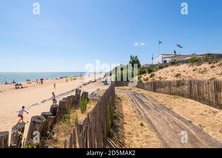 La tranche-sur-Mer (centre-ouest de la France) : touristes sur la plage "plage des Generelles" Banque D'Images