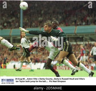 24-août-96 ...Aston Villa / Comté de Derby. Russell Hoult de Derby et Ian Taylor de Villa sautent tous deux pour le ballon Banque D'Images