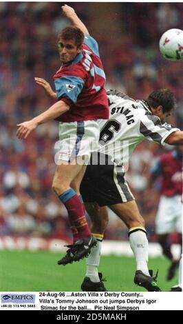 24-août-96 ...Aston Villa / Comté de Derby. Tommy Johnson de Villa saute Derbys Igor Stimac pour le ballon Banque D'Images