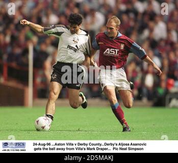 24-août-96 ...Aston Villa / Comté de Derby. Aljosa Asanovic de Derby s'éloigne du ballon de Mark Draper de la Villa Banque D'Images