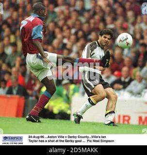 24-août-96 ...Aston Villa / Comté de Derby. Ian Taylor de Villa a un coup de feu à l'objectif de Derby Banque D'Images