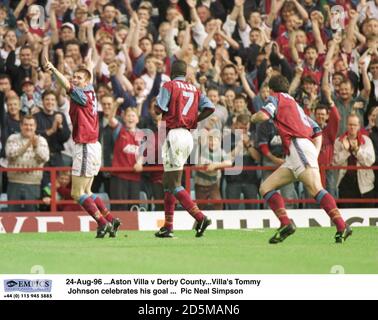 24-août-96 ...Aston Villa / Comté de Derby. Tommy Johnson de Villa célèbre son but Banque D'Images