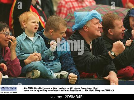 26 AOÛT 96. St. Helens v Warrington ... Les fans de St Helens encouragent leur équipe dans des conditions épouvantables sur Knowlsey Road Banque D'Images