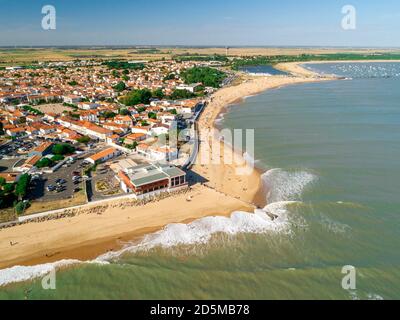 La tranche-sur-Mer (centre-ouest de la France) : vue aérienne du village et de la plage Banque D'Images