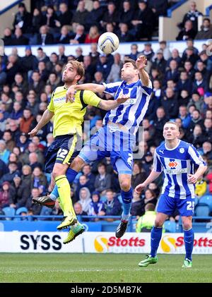 Lewis Buxton de Sheffield Wednesday et Andrew Shinnie de Birmingham City (à gauche) Banque D'Images