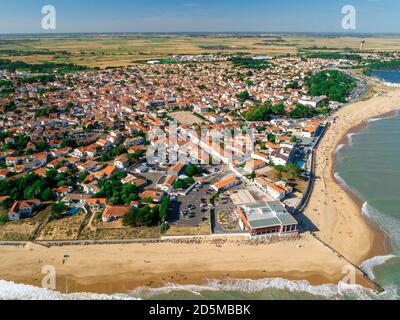 La tranche-sur-Mer (centre-ouest de la France) : vue aérienne du village et de la plage Banque D'Images