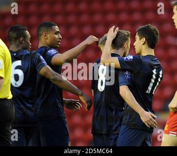 Andreas Pereira (à droite), de Manchester United, célèbre avec ses coéquipiers après qu'il a terminé le premier but du match pour son côté. Banque D'Images