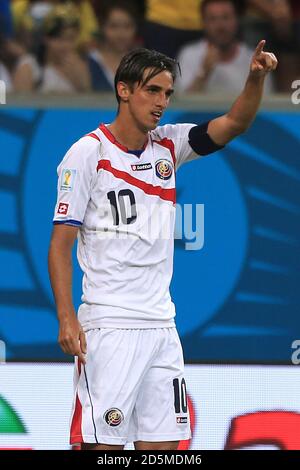 Bryan Ruiz, du Costa Rica, célèbre son premier but le jeu Banque D'Images