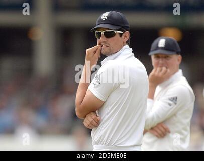 Alastair Cook d'Angleterre et Gary Ballance réagissent au troisième jour du deuxième test au terrain de cricket de Lord, à Londres. Banque D'Images