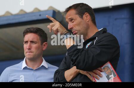 John van's Head Coach de Melbourne parle à Oldham Athletic manage Lee Johnson (à gauche) Banque D'Images